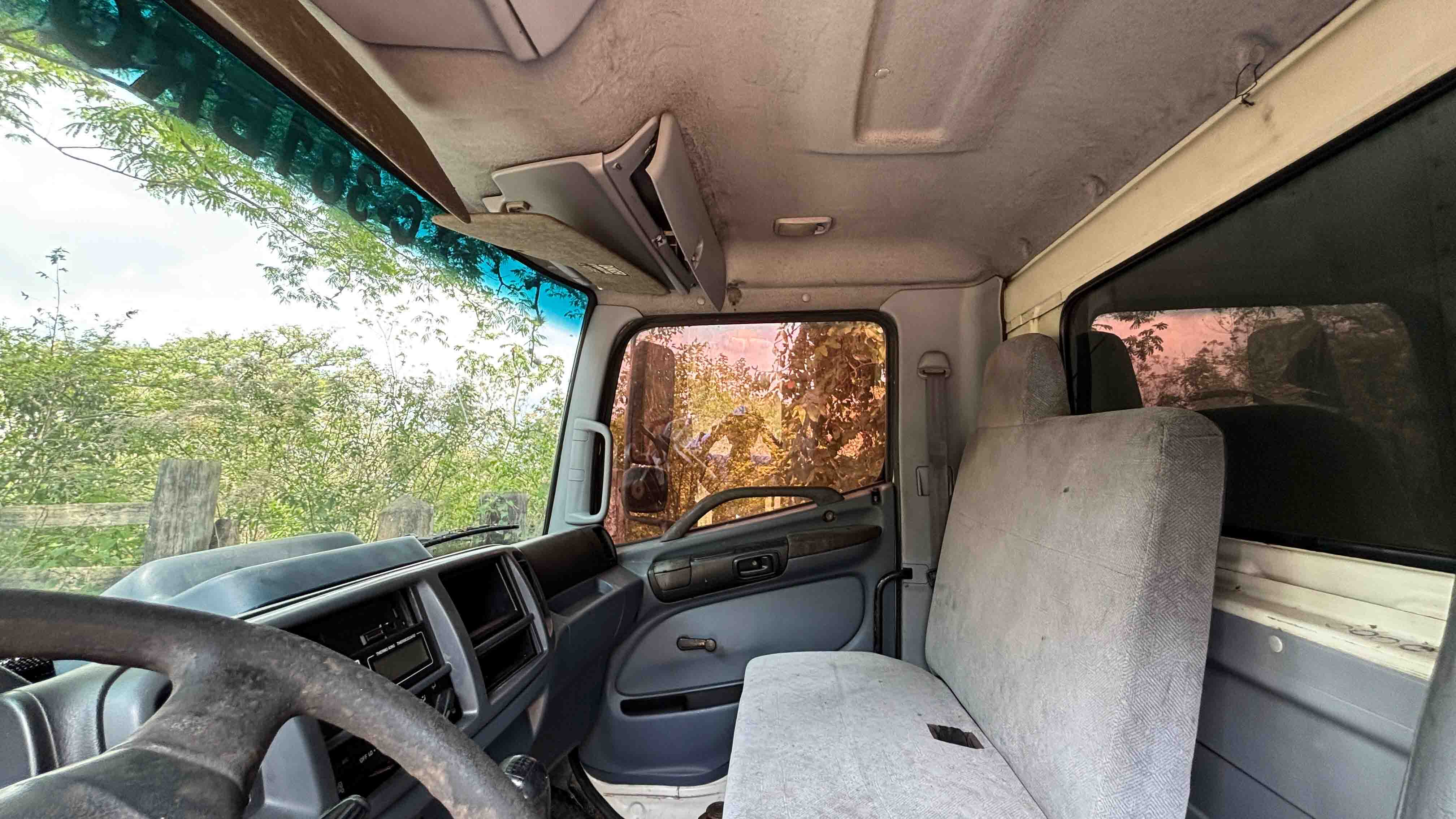 03. CAMIÓN FURGÓN HINO